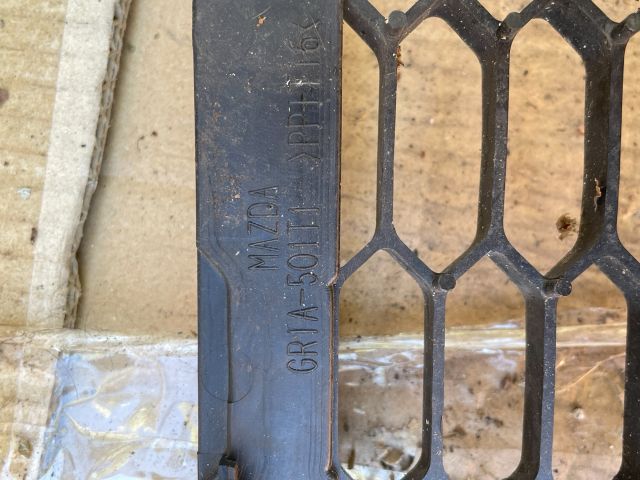 bontott MAZDA 6 Első Lökhárító Alsó Középső Díszrács