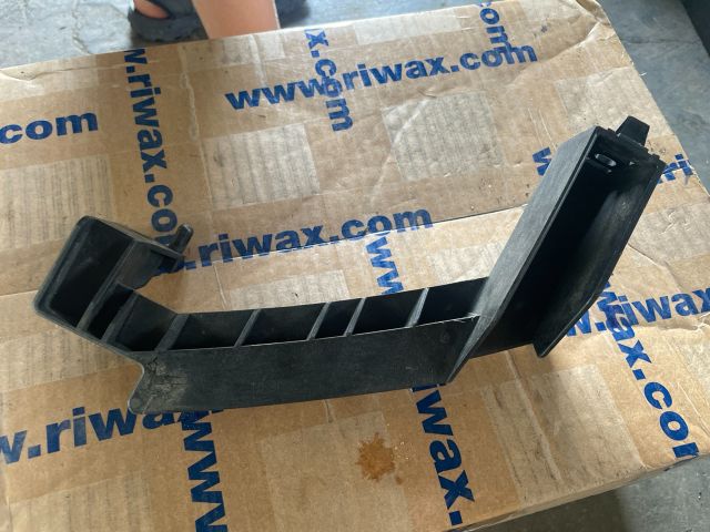 bontott MAZDA 6 Jobb Fényszóró Tartó