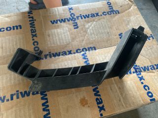 bontott MAZDA 6 Jobb Fényszóró Tartó