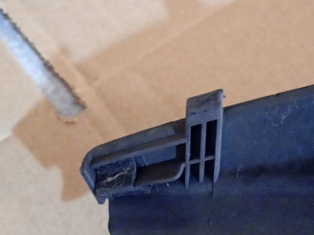 bontott MAZDA 6 Jobb Szélvédő Alatti Vízelvezető Műanyag