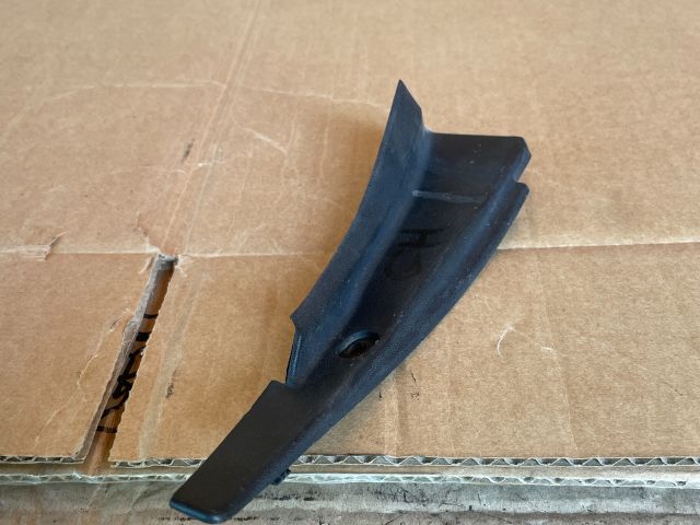 bontott MAZDA 6 Jobb Szélvédő Alatti Vízelvezető Műanyag