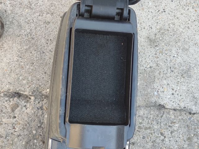 bontott MAZDA 6 Könyöklő