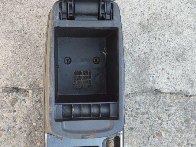 bontott MAZDA 6 Könyöklő