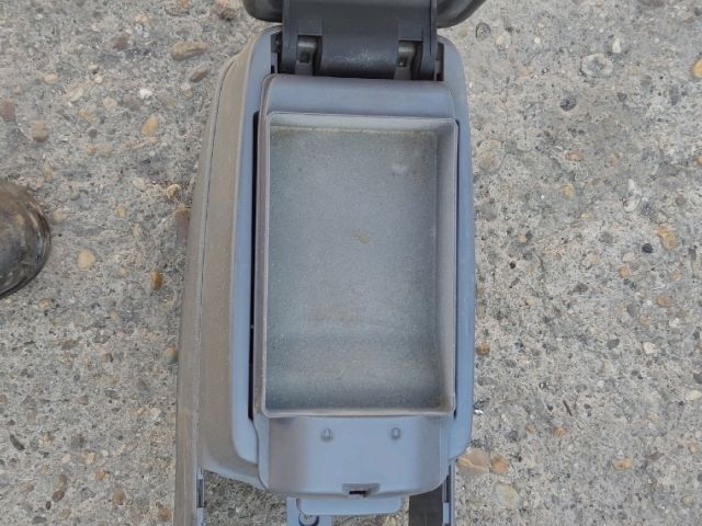 bontott MAZDA 6 Könyöklő