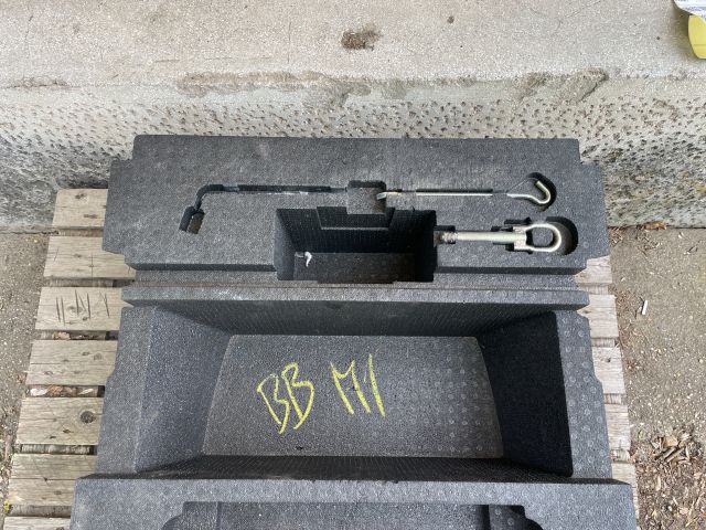 bontott MAZDA 6 Pótkerék Szerszámtartó