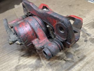 bontott MAZDA 626 Jobb első Féknyereg Munkahengerrel