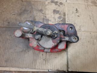 bontott MAZDA 626 Jobb első Féknyereg Munkahengerrel