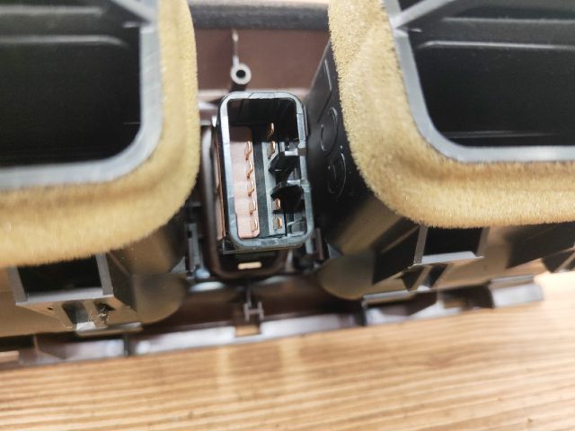 bontott MAZDA 626 Középső Szellőző