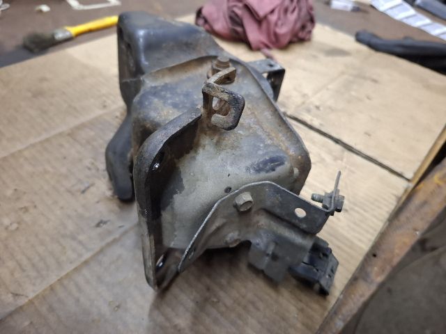 bontott MAZDA 626 Tartó Bak