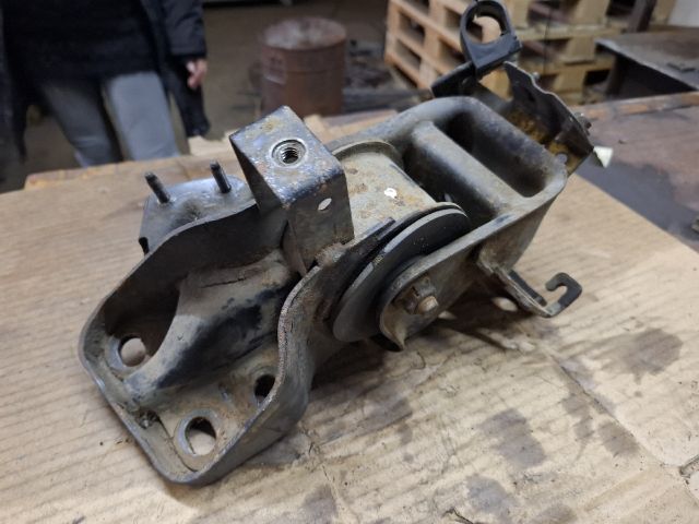 bontott MAZDA 626 Tartó Bak