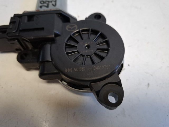 bontott MAZDA CX-3 Jobb első Ablakemelő Motor