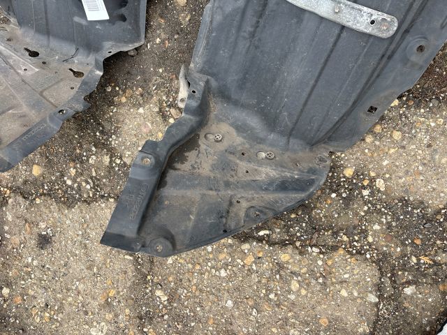 bontott MAZDA CX-5 Bal első Dobbetét (Kerékjárati, Műanyag)