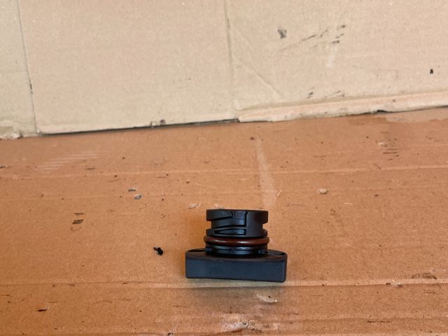 bontott MAZDA CX-7 Olajbeöntő Sapka