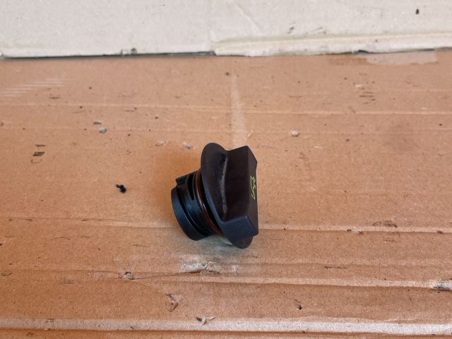 bontott MAZDA CX-7 Olajbeöntő Sapka