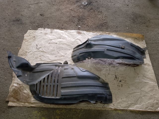 bontott MAZDA CX-7 Bal első Dobbetét (Kerékjárati, Műanyag)