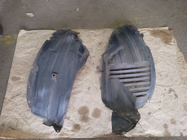 bontott MAZDA CX-7 Bal első Dobbetét (Kerékjárati, Műanyag)