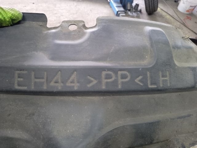 bontott MAZDA CX-7 Bal első Dobbetét (Kerékjárati, Műanyag)