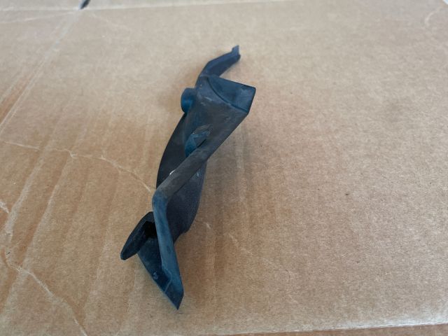 bontott MAZDA CX-7 Bal Szélvédő Alatti Vízelvezető Műanyag