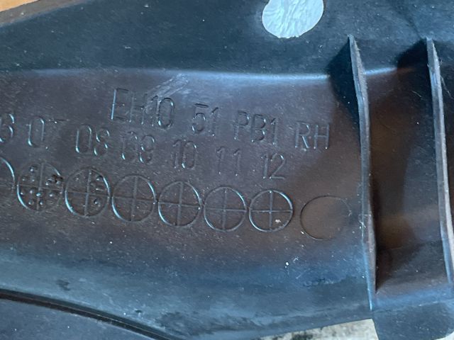 bontott MAZDA CX-7 Bal Szélvédő Alatti Vízelvezető Műanyag