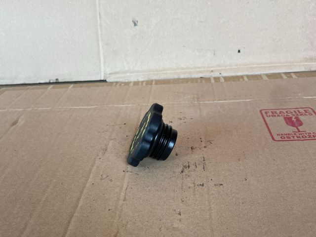 bontott MAZDA MPV Olajbeöntő Sapka