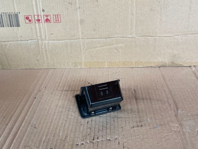 bontott MAZDA MPV Első Hamutartó