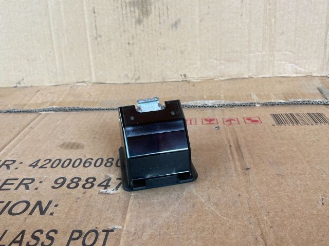 bontott MAZDA MPV Hátsó Hamutartó