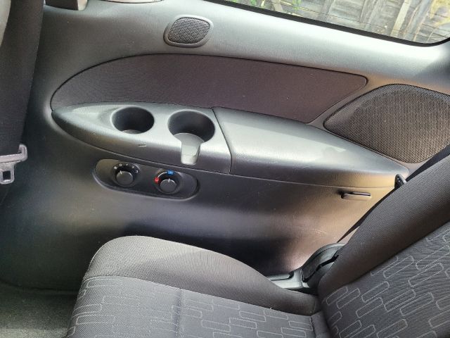 bontott MAZDA MPV Hátsó középső Fejtámla