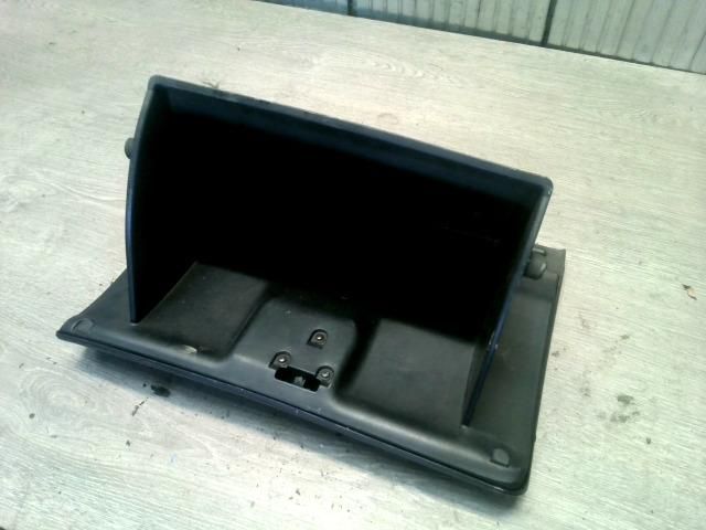 bontott MAZDA MPV Kesztyűtartó