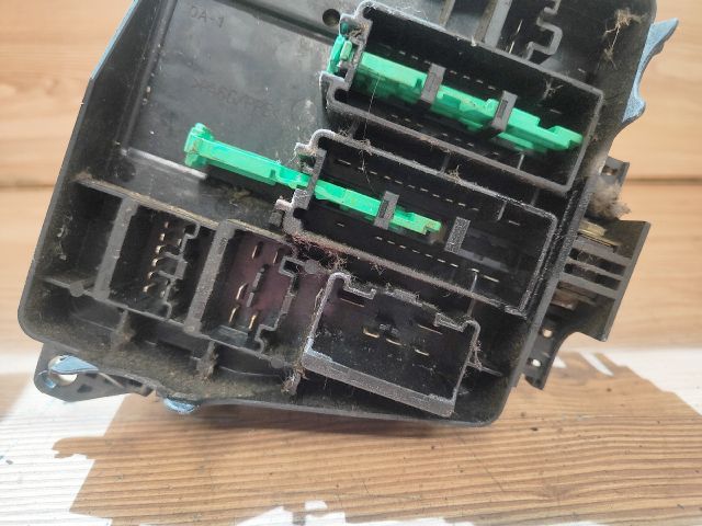 bontott MAZDA PREMACY Biztosítéktábla Motortér