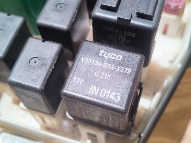 bontott MAZDA PREMACY Biztosítéktábla Motortér