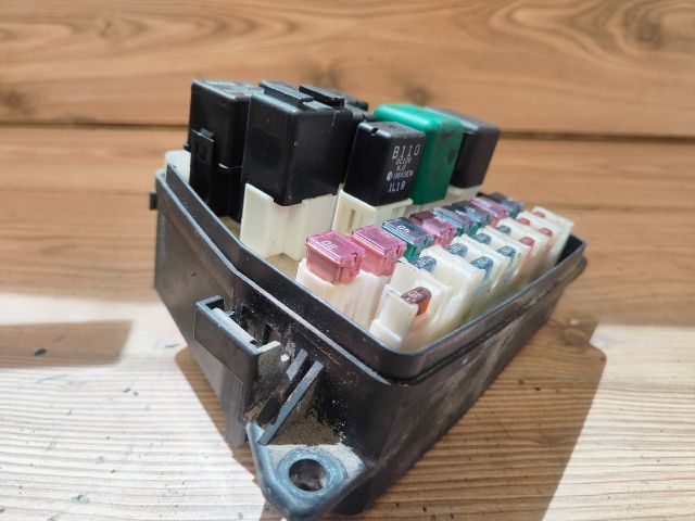 bontott MAZDA PREMACY Biztosítéktábla Motortér