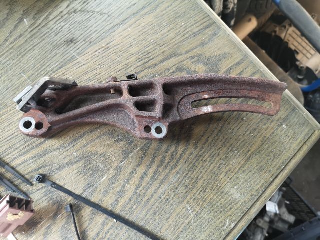 bontott MAZDA PREMACY Generátor Tartó Bak