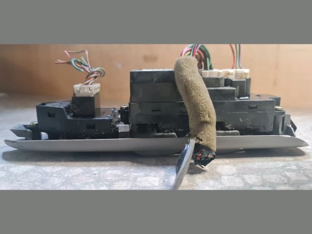 bontott MAZDA PREMACY Ablakemelő Kapcsoló Négyes / Kettes