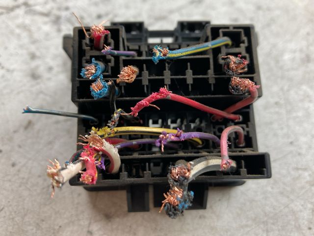 bontott MAZDA PREMACY Biztosítéktábla Doboz