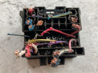 bontott MAZDA PREMACY Biztosítéktábla Doboz