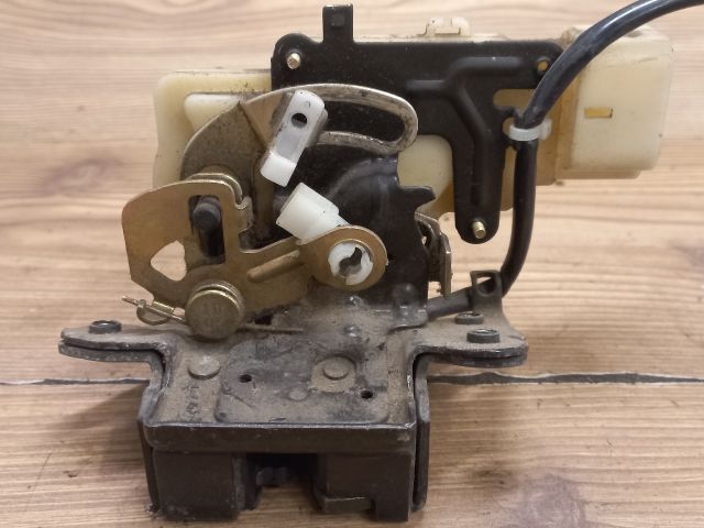 bontott MAZDA PREMACY Csomagtérajtó Zárszerkezet