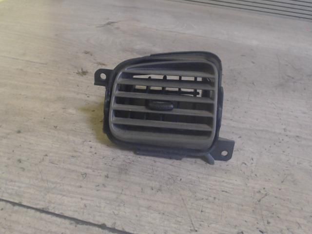 bontott MAZDA PREMACY Középső Bal Szellőző