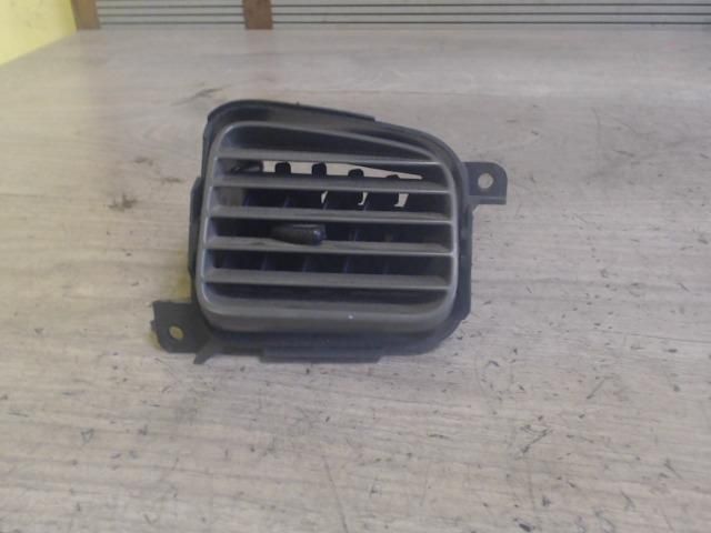 bontott MAZDA PREMACY Középső Jobb Szellőző