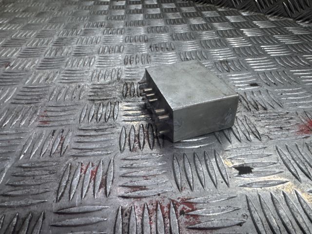 bontott MERCEDES-BENZ 190 Ablaktörlő Relé