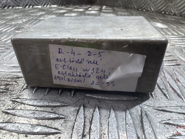 bontott MERCEDES-BENZ 190 Ablaktörlő Relé