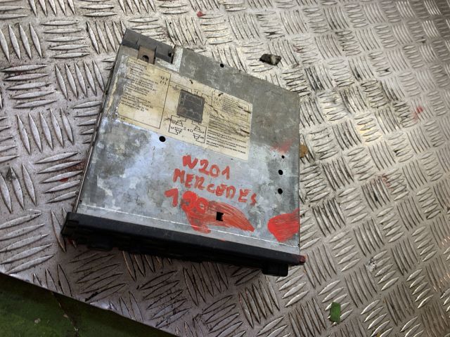 bontott MERCEDES-BENZ 190 Rádió / CD