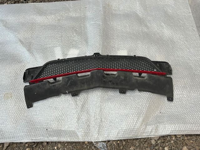 bontott MERCEDES-BENZ A-CLASS Első Lökhárító Alsó Középső Díszrács