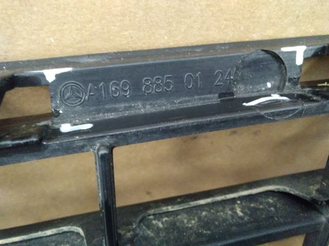 bontott MERCEDES-BENZ A-CLASS Első Lökhárító Alsó Középső Díszrács