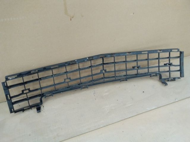 bontott MERCEDES-BENZ A-CLASS Első Lökhárító Alsó Középső Díszrács