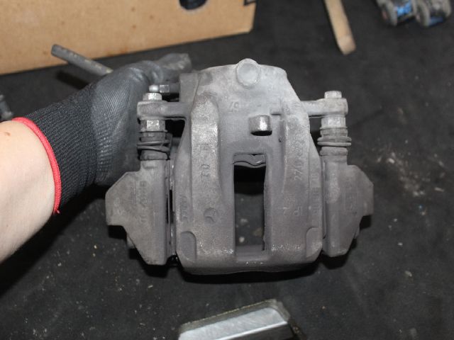 bontott MERCEDES-BENZ B-CLASS Jobb első Féknyereg Munkahengerrel