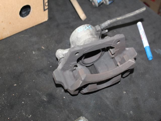 bontott MERCEDES-BENZ B-CLASS Jobb első Féknyereg Munkahengerrel