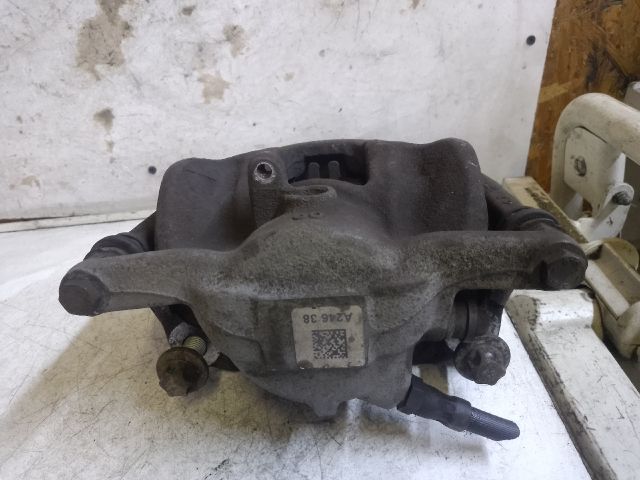 bontott MERCEDES-BENZ B-CLASS Jobb első Féknyereg Munkahengerrel