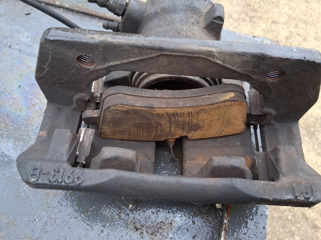 bontott MERCEDES-BENZ B-CLASS Jobb első Féknyereg Munkahengerrel