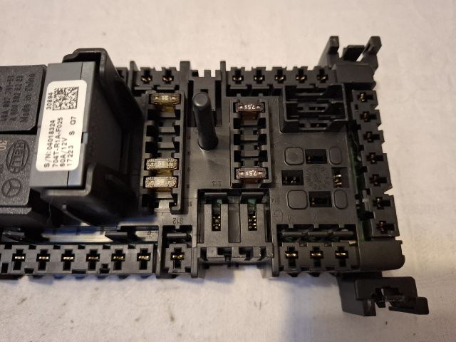 bontott MERCEDES-BENZ B-CLASS Biztosítéktábla Utastér