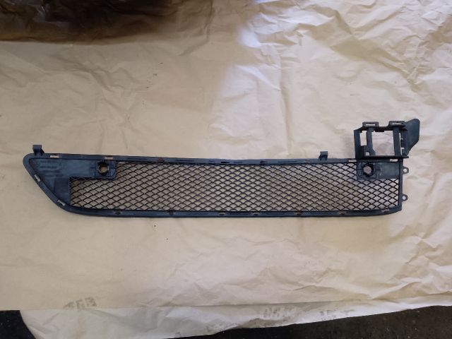 bontott MERCEDES-BENZ B-CLASS Első Lökhárító Alsó Középső Díszrács